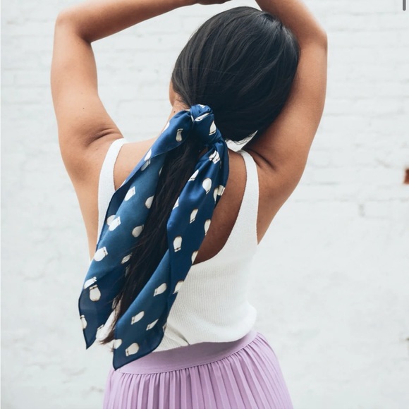 ⚡️Sold⚡️ 100% Silk Scarf / Navy / B Yellowtail USA designed - Picture 2 of 8